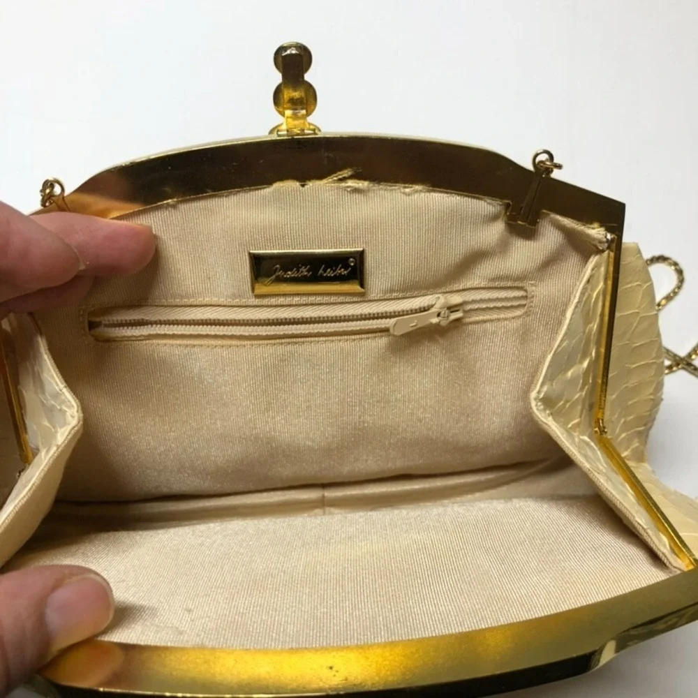 Judith Leiber measurements can